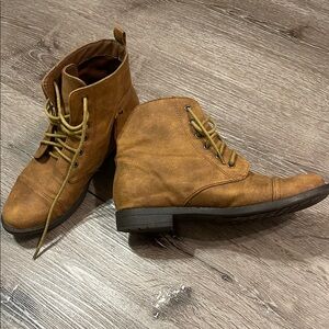 Women’s Brown Lace-Up Boots, never worn, brand new!!